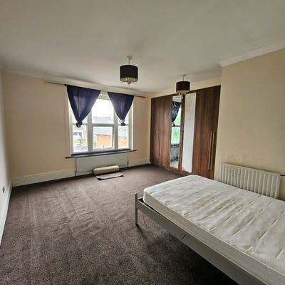 Large Ensuite & Double Room Near Train Station  Main Photo