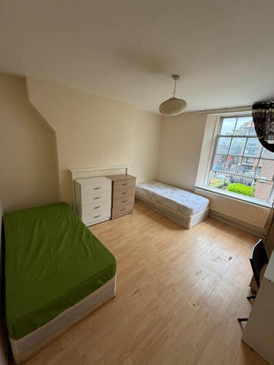 2 Bedrooms-1 stop from Bank Station-Bills Included Main Photo