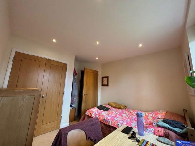 Cute double room in spacious house  Main Photo