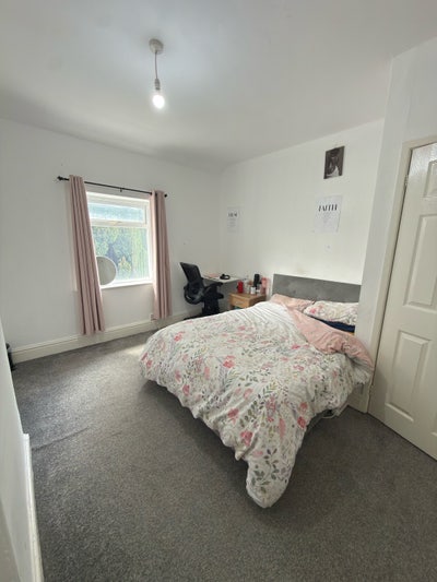 1 Room Main Photo