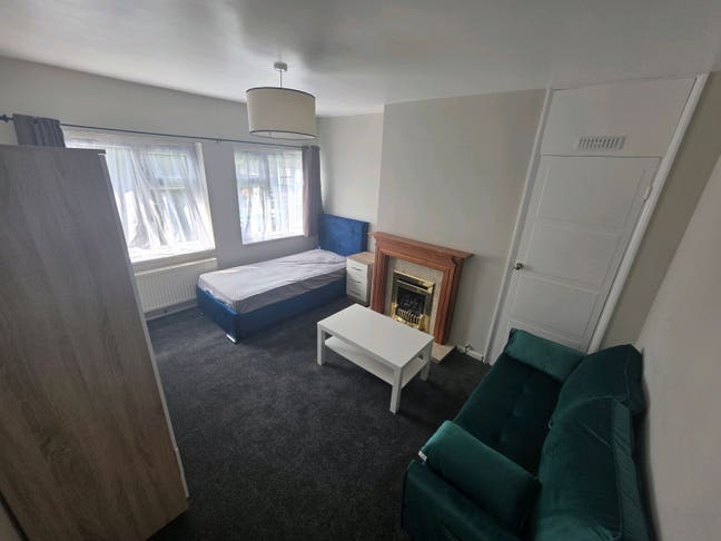 Flat for couples on separate claims Hodge Hill Main Photo