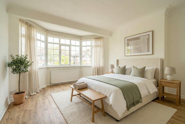 Elegant 3-Bed Home in Prime Enfield Town Main Photo