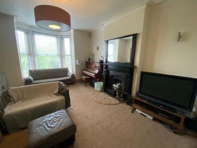 Room to let with 2 other young professionals. Main Photo