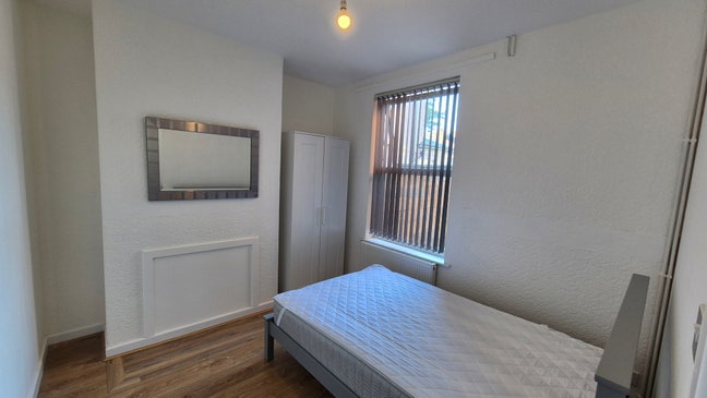 Excellent Rooms Available - Central Walsall WS2 Main Photo