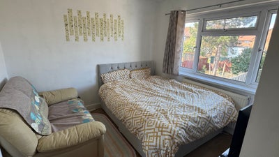 Large double bedroom to let in nice clean house.  Main Photo
