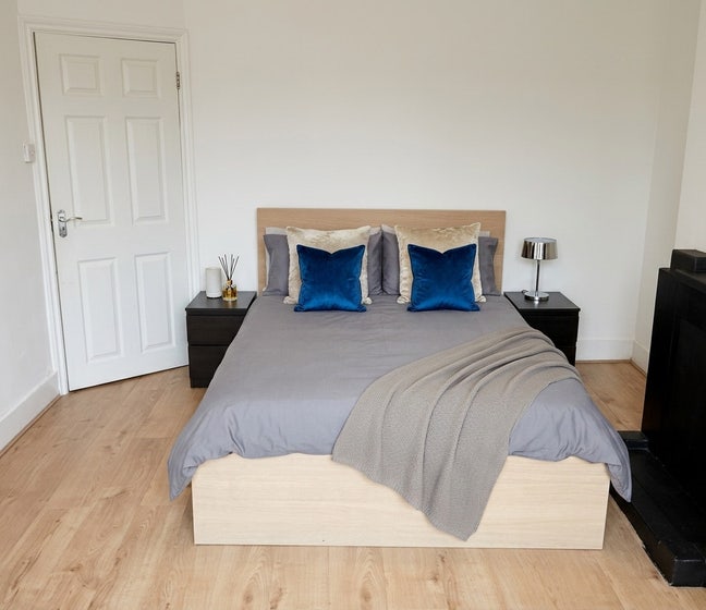 Spacious Double Room Near Tube Station Main Photo