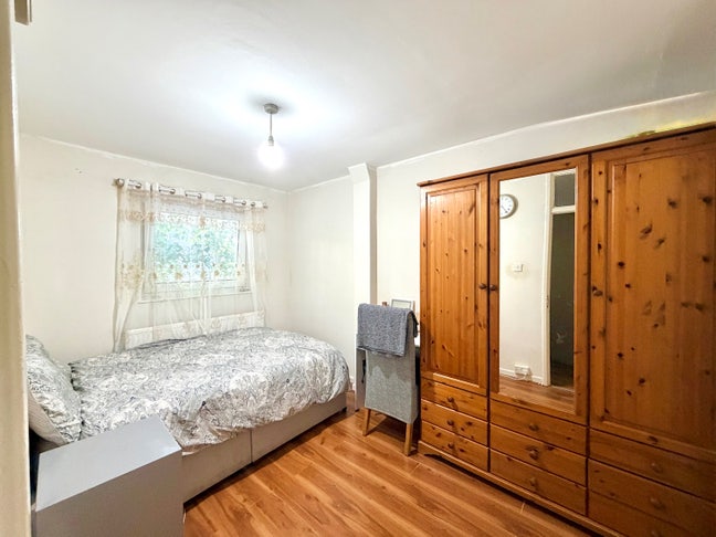 Double bedroom Near Bow Road E3 Main Photo