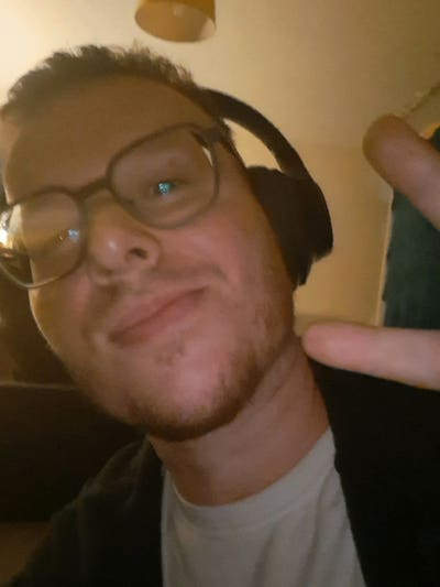 Hi, I'm looking to rent a single or double ro... Main Photo