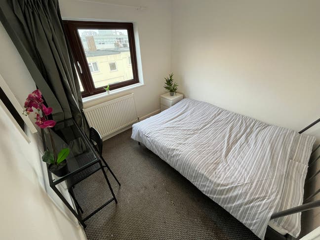 🌴Room with Garden in Basildon Main Photo