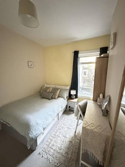 Double Bedroom in 4 Bed House  Main Photo