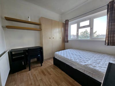 1 min walk to station and 18 mins to Liverpool Str Main Photo