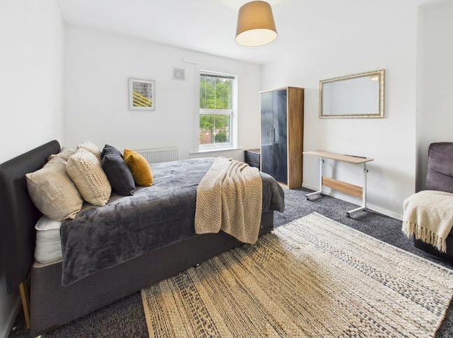 Spacious 5-Bedroom House to let Main Photo
