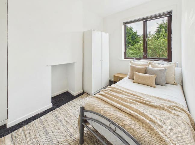 Spacious 5-Bedroom House to let Main Photo