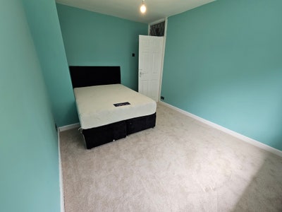 Bright Double Room in a Friendly & Clean household Main Photo