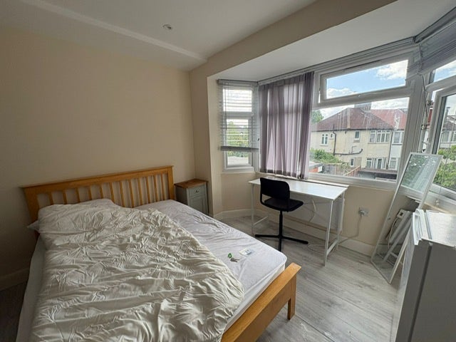 Studio flat within a Victorian Building. Must view Main Photo