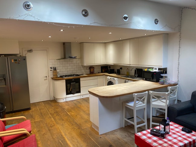 Double room w/ ensuite friendly Southfields house! Main Photo