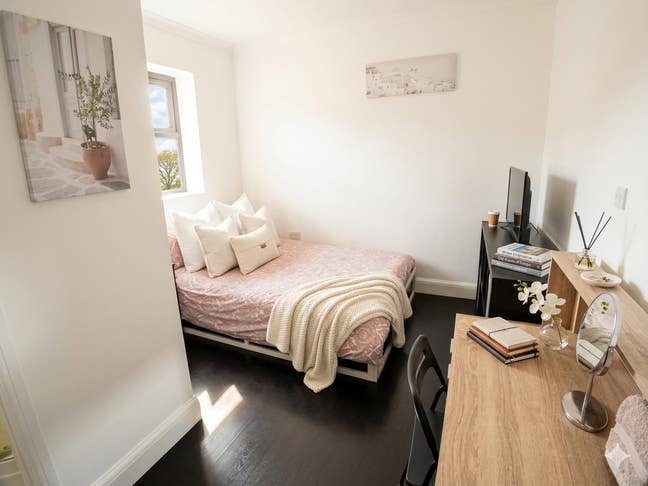 Double Ensuite in Quiet Sudbury Area Next to Tube Main Photo