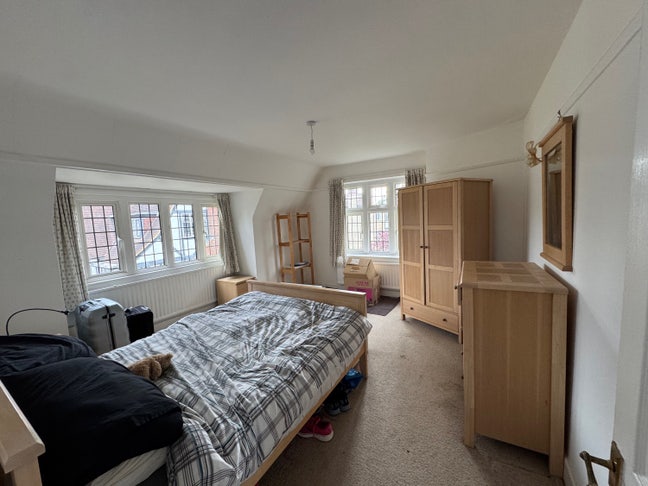 Double room &pound;600 rent and approx. &pound;130 bills Main Photo