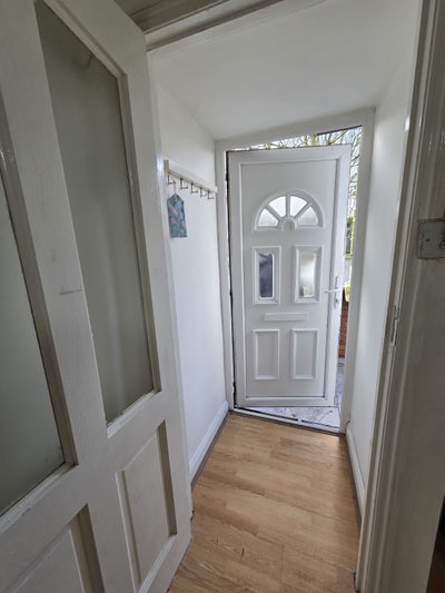 Clean studio flat close to market & station zone3 Main Photo