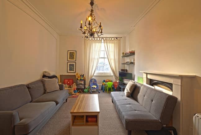 Spacious One-Bedroom Flat | Steps from Clapham Com Main Photo
