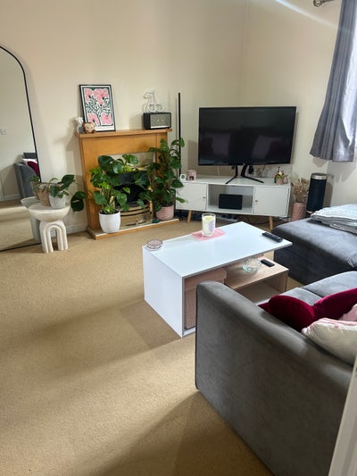 Bedroom to rent in 2 bed flat Main Photo