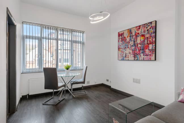 Two-Bedroom Flat in NG5 - Ideal for Sharers Main Photo