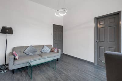 Two-Bedroom Flat in NG5 - Ideal for Sharers Main Photo