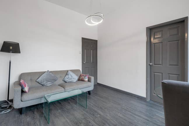 Two-Bedroom Flat in NG5 - Ideal for Sharers Main Photo