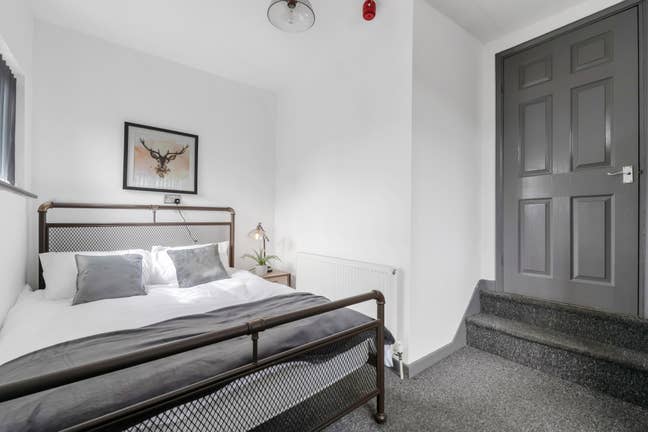 Two-Bedroom Flat in NG5 - Ideal for Sharers Main Photo