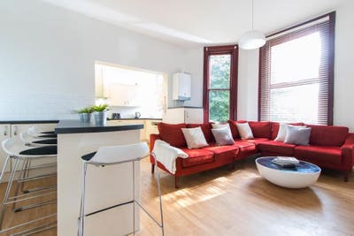 6 Bedroom Property - 1 Room to Let  Main Photo