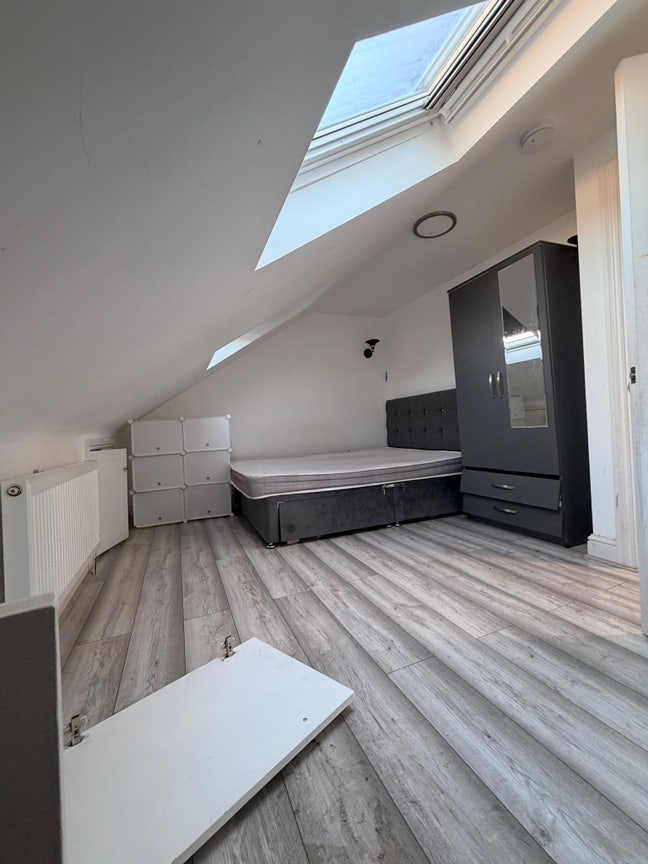 Large Double Loft Room Available  Main Photo