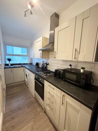 🌕 ROOM in 5bed, 2 baths - Colliers Wood - now 🌕 Main Photo