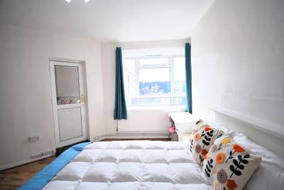 Move-In Ready Room with Fast Transport Links Main Photo