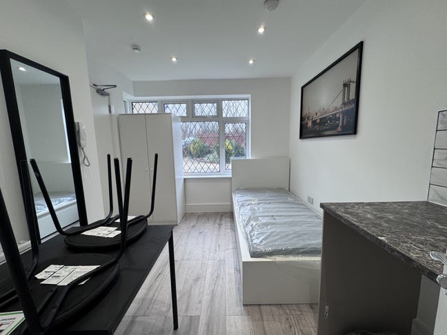 Modern En-Suite Room with Kitchenette in Egham Main Photo