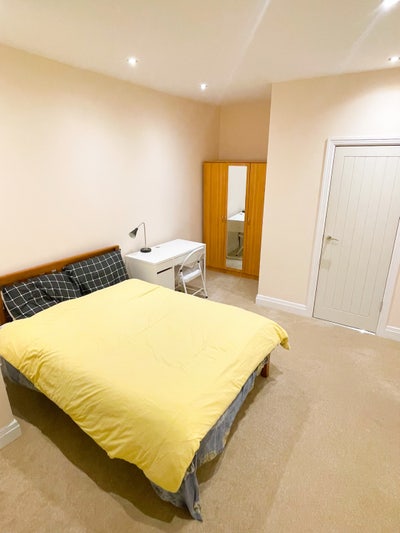 Last Massive En-suite Available - All Included  Main Photo
