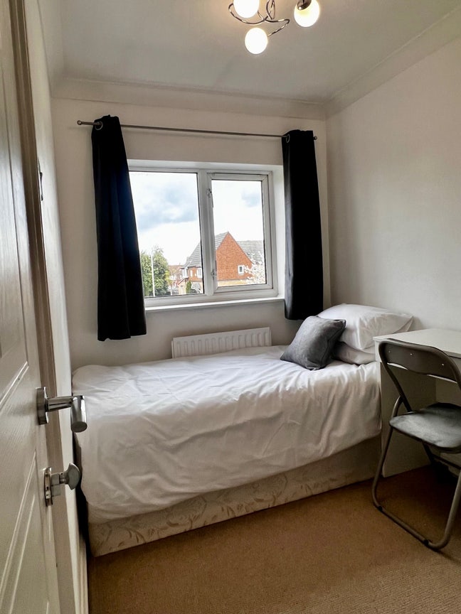 RH Household - Single/Double Bedrooms Available  Main Photo