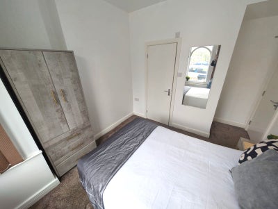 ** Lovely New Modern En Suite -All Bills Included! Main Photo