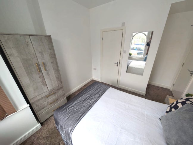 ** Lovely New Modern En Suite -All Bills Included! Main Photo