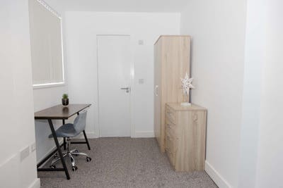 Spacious Ensuite Rooms Available Now!! Main Photo