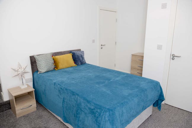Spacious Ensuite Rooms Available Now!! Main Photo