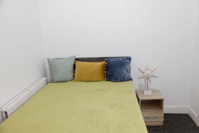 Spacious Ensuite Rooms Available Now!! Main Photo