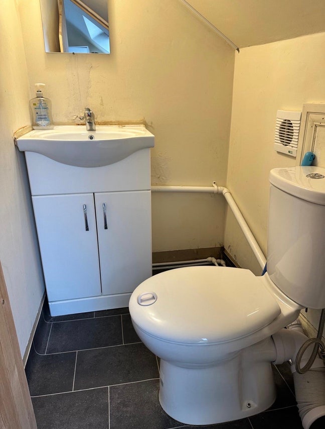 En-suite loft double room in feltham high street.  Main Photo
