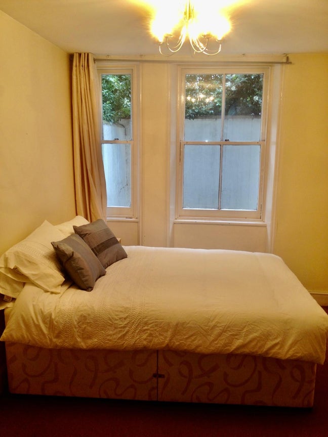 Bright En suite Double Room with own bath & garden Main Photo