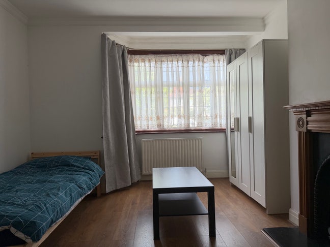 Large room, Bills included - close to tube station Main Photo