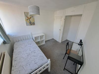 ✨Spacious Room in Oval House Share✨  Main Photo
