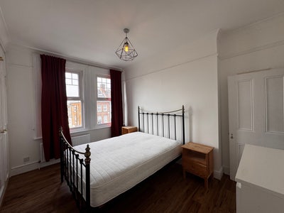 Lovely light refurbed ensuite bedroom great area! Main Photo