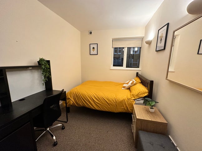 Rent: &pound;2,350 pcm (All Bills & Cleaning Included)  Main Photo