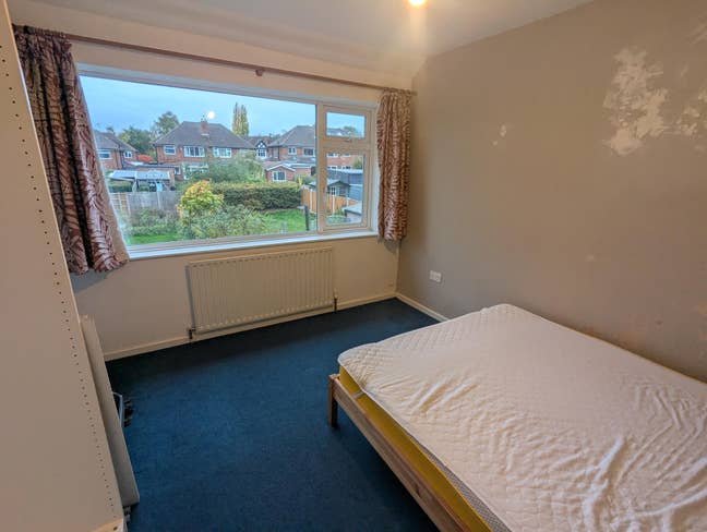 Large Comfortable Room with good transport links Main Photo