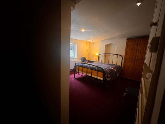LARGE DOUBLE ROOM TO RENT IN REDHILL Main Photo