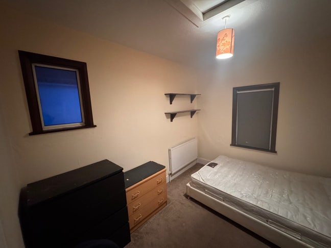 LARGE ROOM TO RENT IN REDHILL FOR WORKING PROFESS Main Photo
